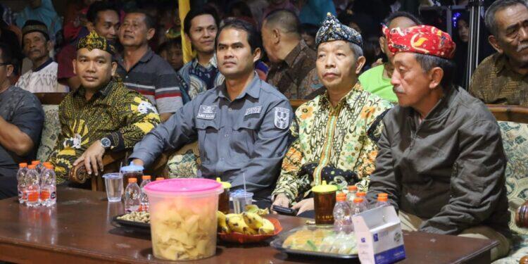 Diskominfo Kuningan Bareng Bea Cukai Sosialisasi Cegah Rokok Ilegal dengan Wayang Golek