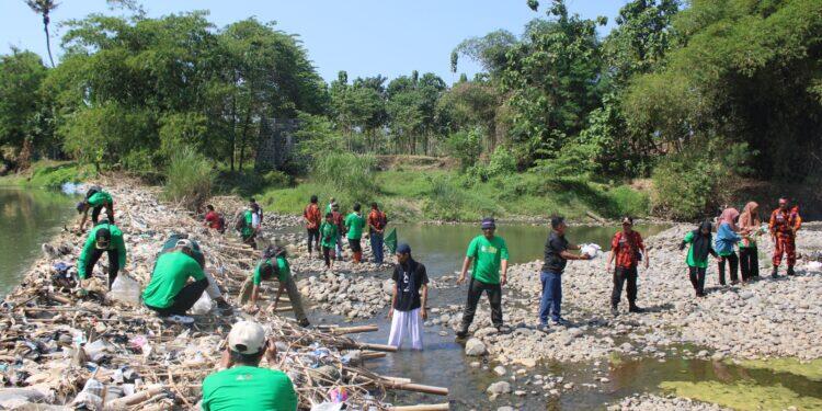 Yayasan Lengkang Wijaya Hingga Ansor Bersihkan Sampah di Sungai Cisanggarung