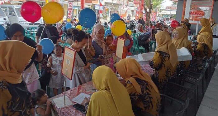 Puluhan Warga Desa Beber Majalengka Serbu Posyandu Alfamart, Dapat Voucher Popok Gratis