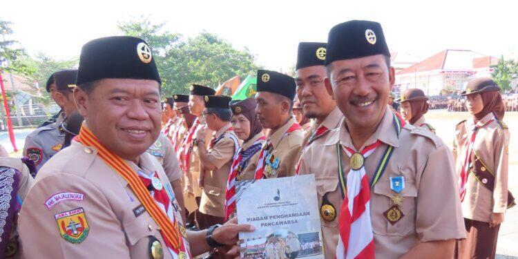 Ketua Kwarcab Majalengka Eman Suherman Dapat Penghargaan Lencana Melati