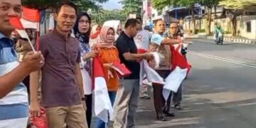 Sambut HUT ke-79 RI, Pemcam Cigasong Bagi-bagi Bendera Merah Putih Secara Cuma-cuma