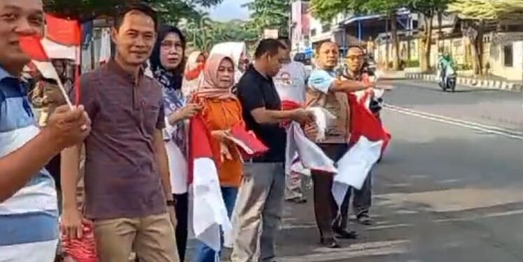 Sambut HUT ke-79 RI, Pemcam Cigasong Bagi-bagi Bendera Merah Putih Secara Cuma-cuma