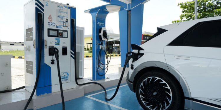 Traveling Pakai EV, Cek SPKLU Terdekat di PLN Mobile