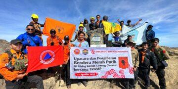 Komunitas TRAMP Kibarkan Bendera Merah Putih Raksasa di Lereng Gunung Ciremai