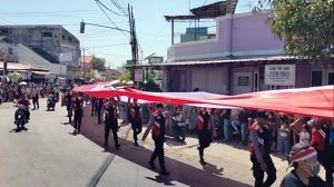 Bendera Merah Putih Tanpa Jahitan Sepanjang 1.300 Meter Membentang di Kecamatan Ciledug