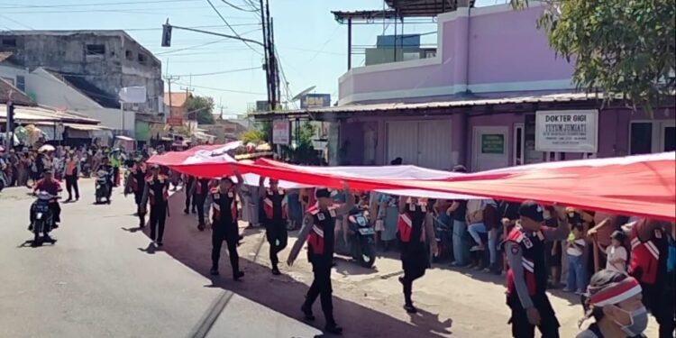 Bendera Merah Putih Tanpa Jahitan Sepanjang 1.300 Meter Membentang di Kecamatan Ciledug