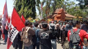 Demo Mahasiswa Warnai Pelantikan Anggota DPRD Kabupaten Cirebon
