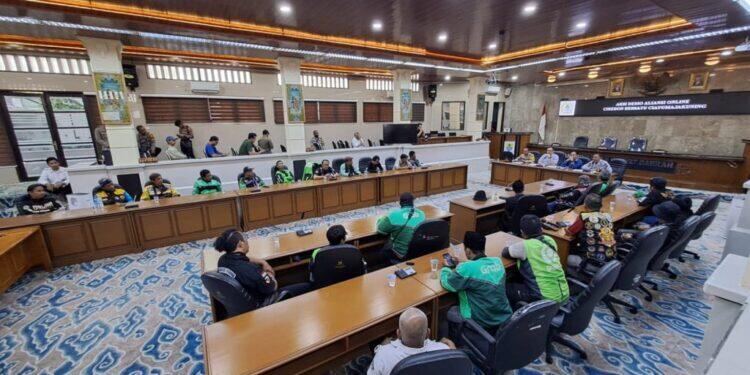 Pengemudi Ojol Audensi dengan DPRD Kota Cirebon