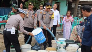 Kapolres Ciko Distribusikan 13 Ribu Liter Air Bersih kepada Warga Banjarwangunan