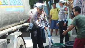 Polres Ciko Distribusikan Air Bersih di Kelurahan Harjamukti