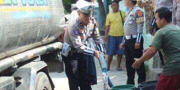Polres Ciko Distribusikan Air Bersih di Kelurahan Harjamukti