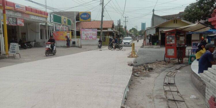 Bertahun-tahun Rusak, Jalan Cideng Raya Kini Diperbaiki