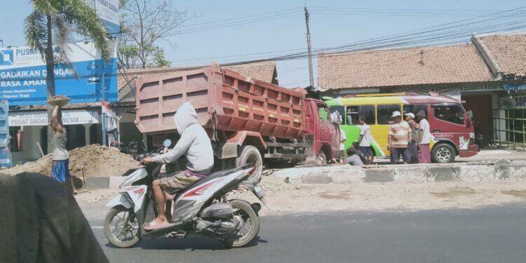 Pecah Ban, Truk Bermuatan Tanah Urug Proyek Alami Kecelakaan di Jalur Pantura