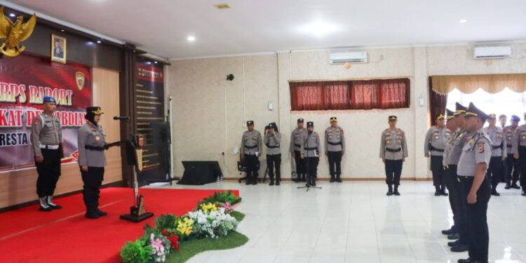 Tiga Personel Polresta Cirebon Mendapat Kenaikan Pangkat Pengabdian