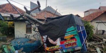 Polisi olah TKP dalam kejadian lalu lintas truk tabrak rumah warga di Jalan Raya Desa Pilangsari, Blok Kempluk, Kecamatan Jatibarang, Kabupaten Indramayu. (Foto Ist).