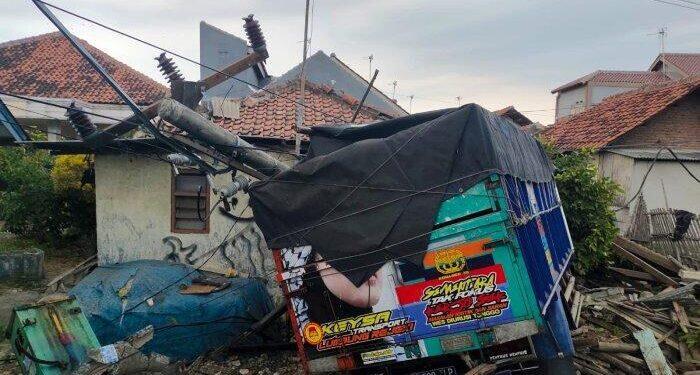 Polisi olah TKP dalam kejadian lalu lintas truk tabrak rumah warga di Jalan Raya Desa Pilangsari, Blok Kempluk, Kecamatan Jatibarang, Kabupaten Indramayu. (Foto Ist).