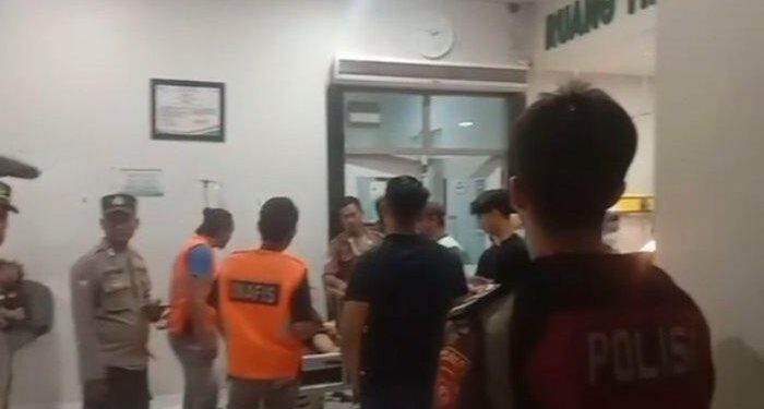 Lima Pemuda Dibawa ke IGD RSUD Indramayu Usai Tawuran Pakai Sajam di Toang Pecuk