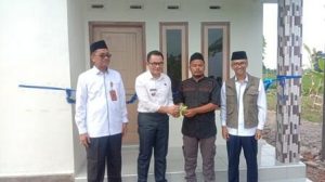Pj Bupati Cirebon dan Baznas Serahkan Kunci kepada Penerima Bantuan Rutilahu