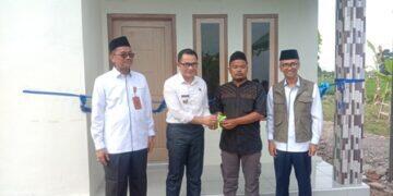 Pj Bupati Cirebon dan Baznas Serahkan Kunci kepada Penerima Bantuan Rutilahu