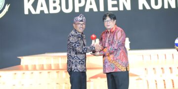 Inovasi Mulok Ciremai, Pj Bupati Kuningan Raih Penghargaan CNN Award 2024