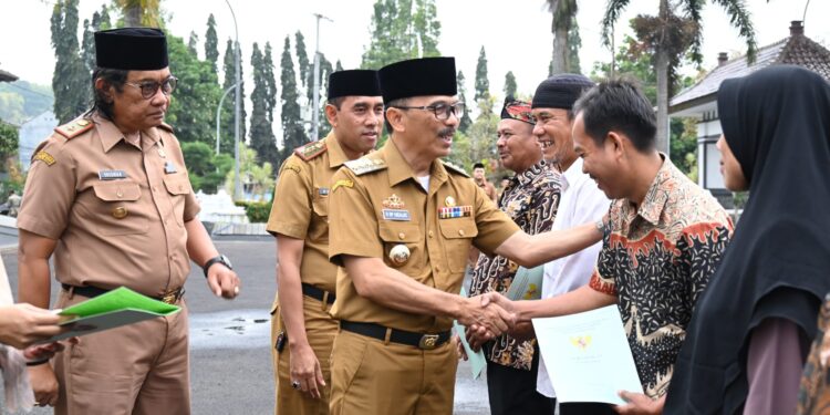 1.400 Pelaku UMKM dan Pembudidaya Ikan Terima Sertifikat Hak Atas Tanah
