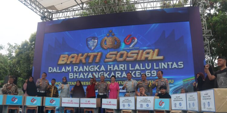 Baksos di Tanah Kelahiran, Kakorlantas Bagikan 2.050 Paket Sembako dan Bantuan Ambulans