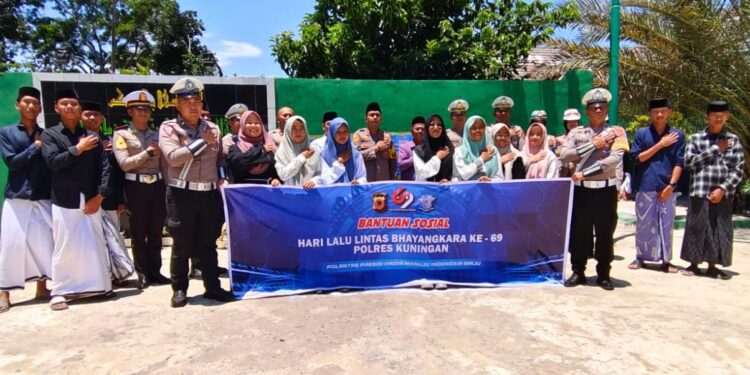 Kapolres Turun Langsung Pimpin Kegiatan Baksos di Ponpes Al Muttaqien Manis Lor