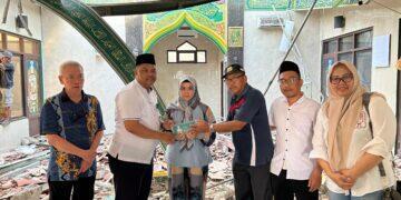 Siti Farida Sumbang 20 Juta untuk Masjid As Salam yang Roboh