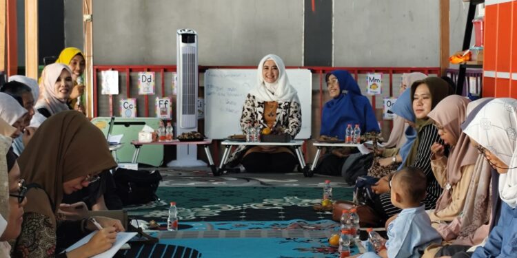 Guru PAUD Curhat Kepada Calon Wakil Walikota Cirebon Siti Farida