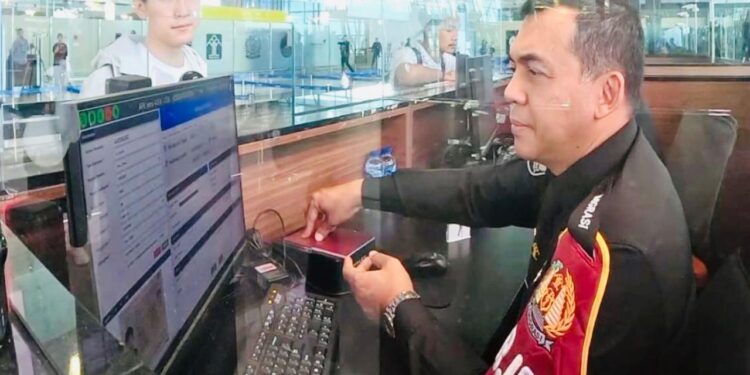 Semangat Dirjen Imigrasi Silmy Karim Saat Bertugas Jaga Konter di Bandara Soetta
