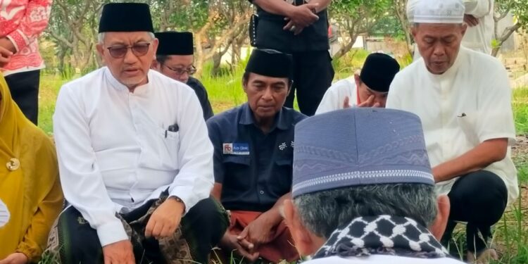 Ahmad Syaiku Ziarah ke Makam Orang Tua di Ciledug