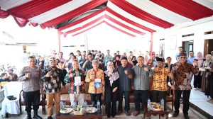 Pj. Bupati Iip Resmikan Pojok Literasi Taman Pelangi Dalam Festival Katumbiri