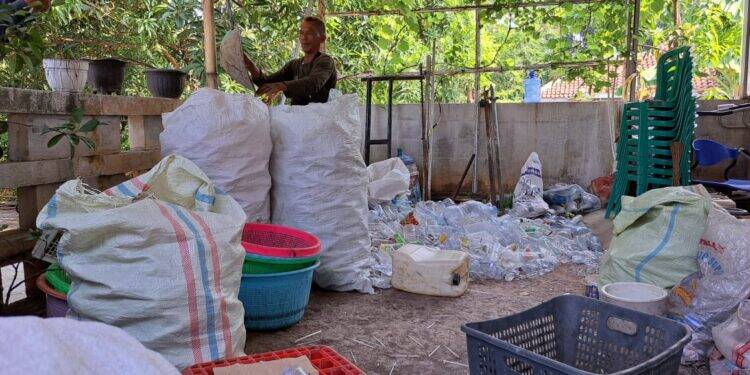 Tukar Sampah dengan Sembako Berhasil Entaskan Masalah Sampah di Kecamatan Dukupuntang