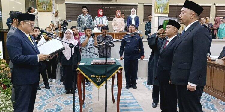 Umar S Klau dan Anton Octavianto Resmi Dilantik Jadi Anggota DPRD Kota Cirebon
