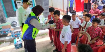 Pemkab Cirebon Bersama Polresta Cirebon Berikan Makanan Bergizi di Sekolah Terpencil