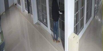 Pelaku Bobol Kotak Amal Masjid di Desa Pesanggrahan Terekam CCTV