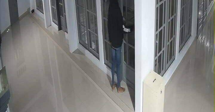Pelaku Bobol Kotak Amal Masjid di Desa Pesanggrahan Terekam CCTV