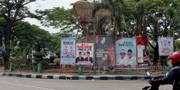 Puluhan Alat Peraga Kampanye Cemari Taman Milik Pemkab Cirebon