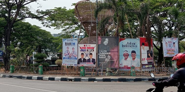 Puluhan Alat Peraga Kampanye Cemari Taman Milik Pemkab Cirebon