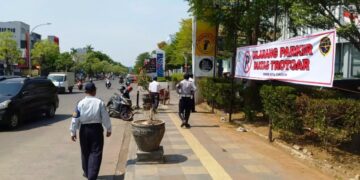 Masih Banyak Motor Parkir di Badan Jalan Depan CSB Mall