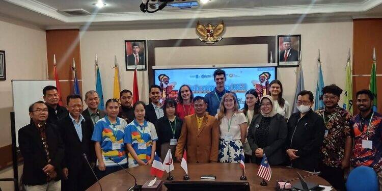 Mahasiswa Luar Negeri Ikuti Cirebon Culture Camp Program 2024 di UGJ