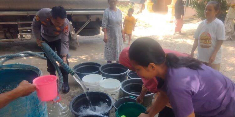 Polsek Gempol Distribusikan Bantuan Air Bersih 18 Ribu Liter 