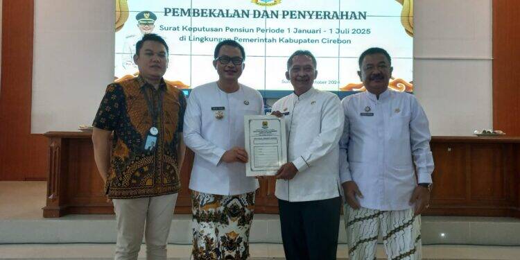 Ratusan ASN di Kabupaten Cirebon Terima SK Pensiun