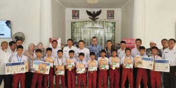 Pj Dedi Supandi Beri Kadedeuh kepada Pemain Sepakbola SSB Vinex D Cikijing yang Meraih Emas.
