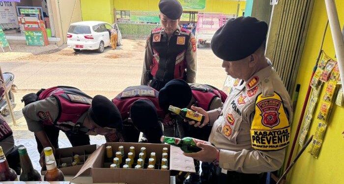 Polres Majalengka Sita Ratusan Botol Miras di Wilayah Cikijing