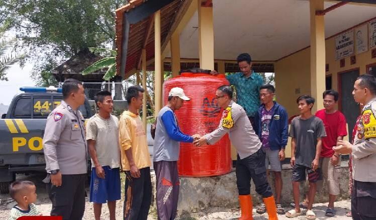 Polsek Majalengka Beri Bantuan Torn Penampungan Air untuk Warga