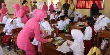 Siswa SDN 1 Tonjong Majalengka Sumringah Mendapat Paket Makan Siang Bergizi Gratis