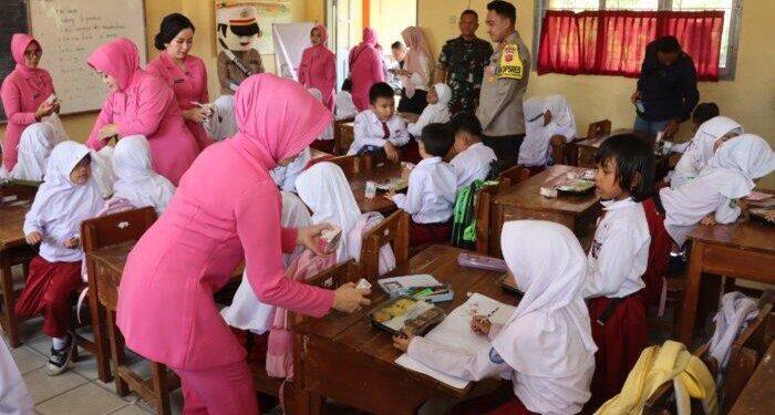 Siswa SDN 1 Tonjong Majalengka Sumringah Mendapat Paket Makan Siang Bergizi Gratis