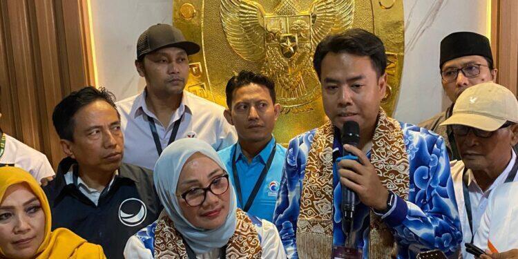 Eti-Suhendrik Janjikan Seragam SD Sampai SMP Gratis 