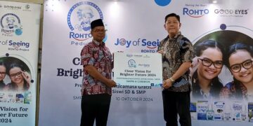 Rayakan Hari Penglihatan Sedunia, Rohto Bagikan Kacamata Gratis untuk Pelajar di Kota Cirebon